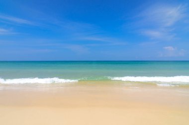 Sahilde güzel bir dalga, temiz su, Andaman Denizi 'ndeki tatilinizde beyaz kum Phuket Tayland.