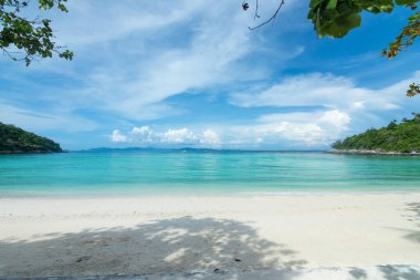 Beyaz plaj, mavi su, Raya adasında güzellik bulutu Phuket Tayland.