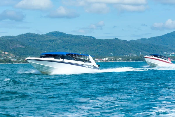 Andaman denizinde sürat teknesi