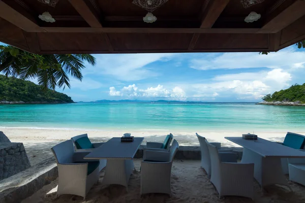 Beyaz plaj, mavi su, Raya adasında güzellik bulutu Phuket Tayland.
