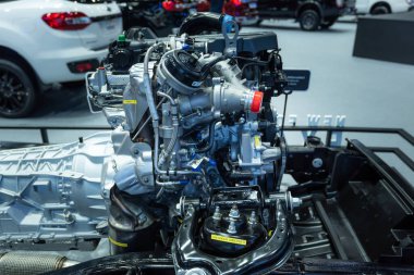 Motorun, arabanın motor bölmesinde çalışması