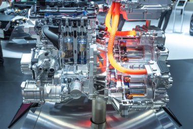 Motorun, arabanın motor bölmesinde çalışması