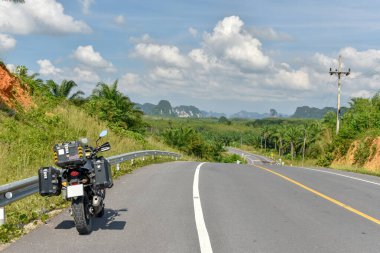 Asfalt yol, sabah havası olan güzel bir yol. Krabi 'deki güzel yol.