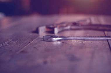 Onarım için kullanılan araçlar masanın üzerine yerleştirilir.