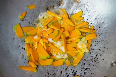 Kızarmış balkabağı ve tavada yumurta.