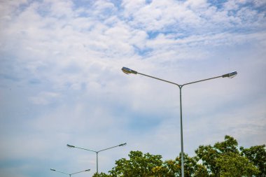 Gece aydınlansın diye sokak lambaları yerleştirildi.