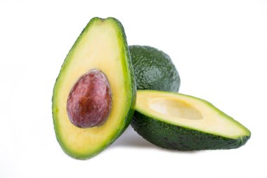 Beyaz bir arka plan üzerinde izole avokado dilimleri.