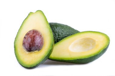 Beyaz bir arka plan üzerinde izole avokado dilimleri.