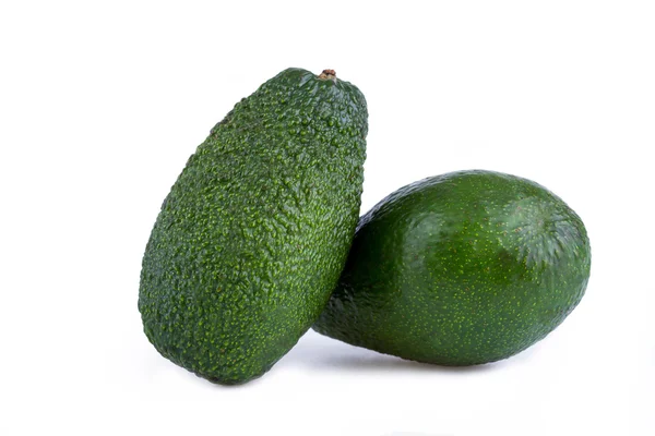 Twee avocado 's geïsoleerd op een witte achtergrond. — Stockfoto