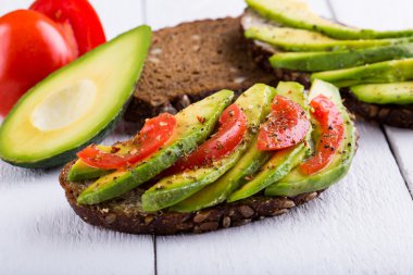 Domates ve baharat zayıflamak için lezzetli avokado sandviç.