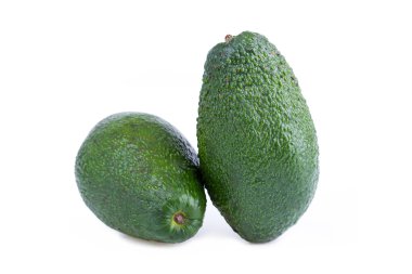 Beyaz arka planda iki avokado izole edilmiş..