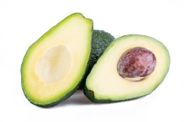 Beyaz bir arka plan üzerinde izole avokado dilimleri.