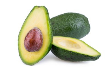 Beyaz bir arka plan üzerinde izole avokado dilimleri.
