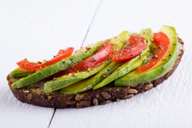 Domates ve baharat zayıflamak için lezzetli avokado sandviç.