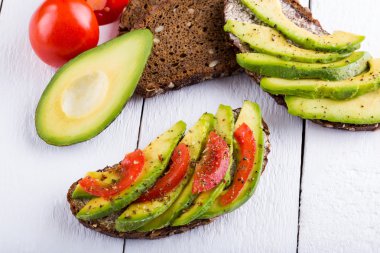 Domates ve baharat zayıflamak için lezzetli avokado sandviç.