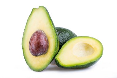 Beyaz bir arka plan üzerinde izole avokado dilimleri.