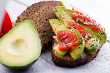 Domates ve baharat zayıflamak için lezzetli avokado sandviç.