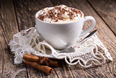 Kahvaltı için tarçın ile sıcak cappuccino fincan.