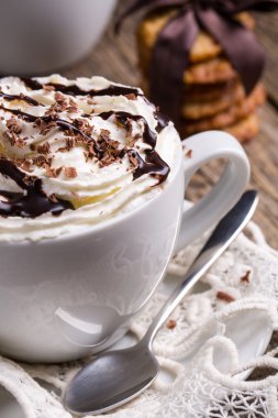 Kahvaltıda ev yapımı yulaf kurabiye ile sıcak cappuccino fincan.