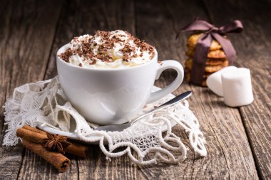 Kahvaltıda ev yapımı yulaf kurabiye ile sıcak cappuccino fincan.