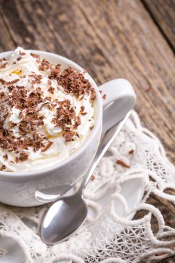 Kahvaltı için tarçın ile sıcak cappuccino fincan.