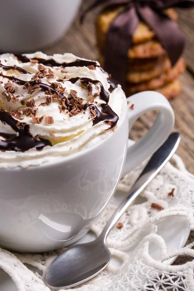 Tasse heißen Cappuccino mit hausgemachten Haferkeksen zum Frühstück. — Stockfoto