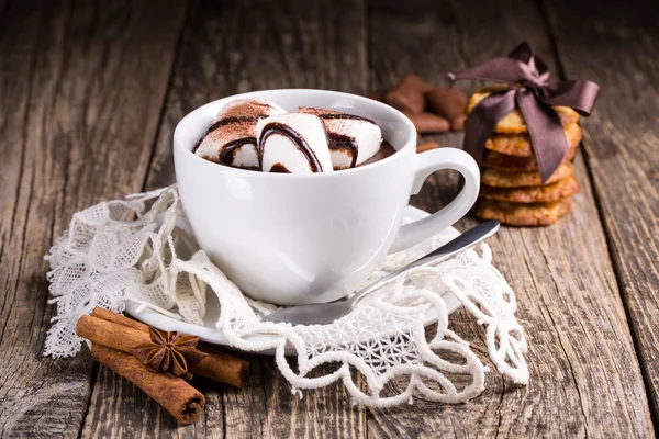 Tasse heiße Schokolade mit Marshmallow und Haferkeksen. — Stockfoto