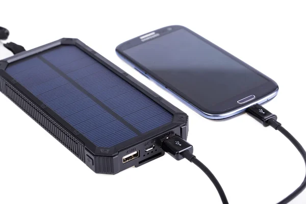 Cargador solar portátil para teléfono inteligente . Fotos de stock