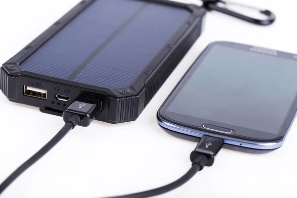 Akıllı telefon için taşınabilir solar şarj cihazı.
