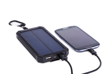 Akıllı telefon için taşınabilir solar şarj cihazı.