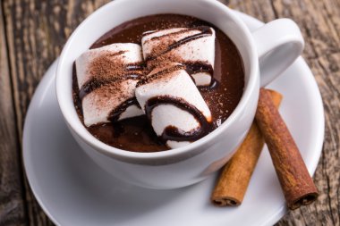Sıcak çikolata hatmi ve tarçın ile.
