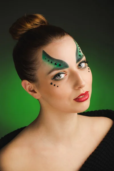 Творческий макияж молодой женщины в зеленых тонах . Стоковая Картинка
