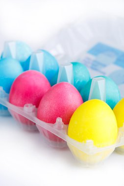Paket izole renkli Paskalya yumurtaları.