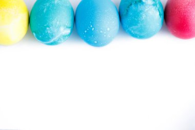 Beyaz arka planda izole edilmiş Paskalya yumurtaları.