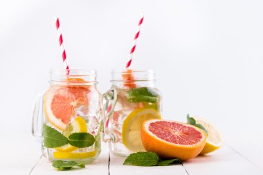 Greyfurt ve kavanoza limon ile ev yapımı sağlıklı güler yüzlü.