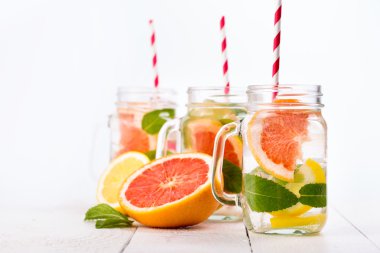 Taze meyve ve buz kavanoz ile ev yapımı sağlıklı güler yüzlü.