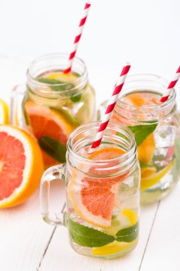 Taze meyve ve buz kavanoz ile ev yapımı sağlıklı güler yüzlü.