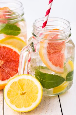 Taze meyve ve buz kavanoz ile ev yapımı sağlıklı güler yüzlü.