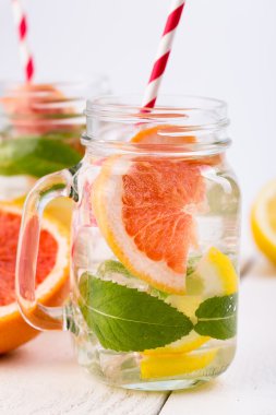 Taze meyve ve buz kavanoz ile ev yapımı sağlıklı güler yüzlü.