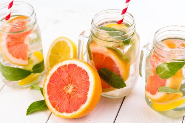 Taze meyve ve buz kavanoz ile ev yapımı sağlıklı güler yüzlü.