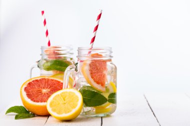 Taze meyve ve buz kavanoz ile ev yapımı sağlıklı güler yüzlü.