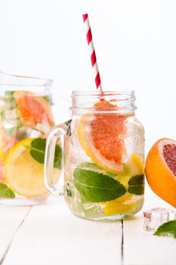 Taze meyve ve buz kavanoz ile ev yapımı sağlıklı güler yüzlü.