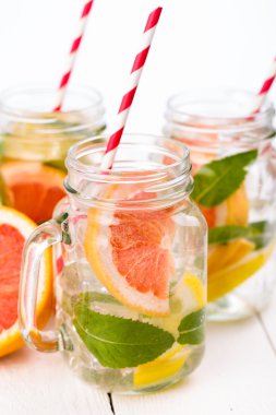 Taze meyve ve buz kavanoz ile ev yapımı sağlıklı güler yüzlü.