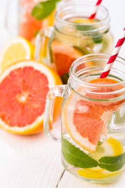 Taze meyve ve buz kavanoz ile ev yapımı sağlıklı güler yüzlü.