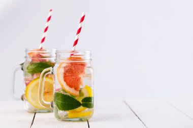 Taze meyve ve buz kavanoz ile ev yapımı sağlıklı güler yüzlü.