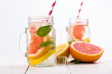 Taze meyve ve buz kavanoz ile ev yapımı sağlıklı güler yüzlü.