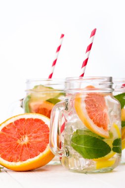 Taze meyve ve buz kavanoz ile ev yapımı sağlıklı güler yüzlü.