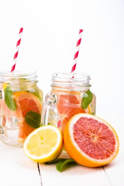 Taze meyve ve buz kavanoz ile ev yapımı sağlıklı güler yüzlü.