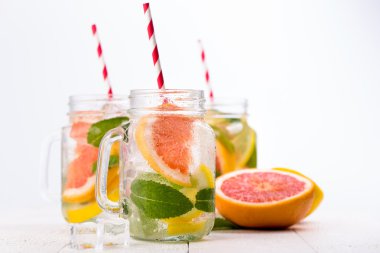 Taze meyve ve buz kavanoz ile ev yapımı sağlıklı güler yüzlü.