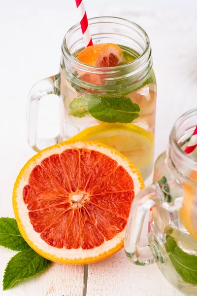 Homemade healthy smoothie with fresh fruits and ice in jar. — Stock Photo, Image